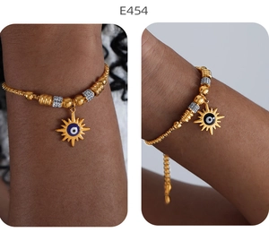 Makroansicht des 18K vergoldeten Evil Eye Armband mit blauen Emaille-Verzierungen