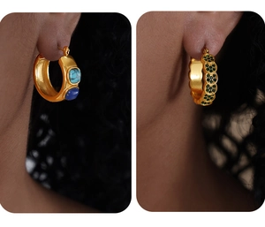 Gros plan de boucles d'oreilles dorées avec turquoise et pierres bleues sur modèle