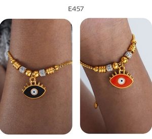 Detailansicht der 18K vergoldeten Evil Eye Armbänder mit schwarzen und roten Emaille-Anhängern