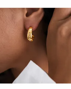 Detail der 18k Gold-Creole mit Hammerschlag-Textur und drei Zirkonia-Sternen