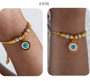 Detail von E458 Evil-Eye-Armbändern mit Goldbeschichtung auf diversen Hauttönen
