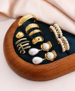 Vintage vergoldetes Schmuckset mit Smaragdsteinen und Perlen auf blauem Samt