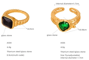 Dettaglio di anelli con pietra nera rettangolare e pietra verde a forma di cuore