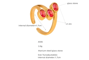 Dettaglio dell'anello in titanio placcato oro 18k con tre pietre ovali in vetro rosa, misura 7