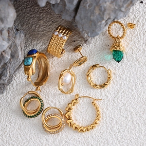 Ensemble de boucles d'oreilles et bague dorés 18 carats avec perles et pierres vertes