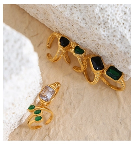 Macro di set di anelli vintage in oro 18k con pietre color smeraldo su pietra