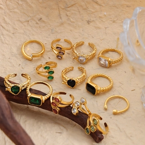 Set di anelli vintage in titanio placcato oro 18K con smeraldi in varie forme