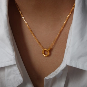 Collier double épaisseur doré avec pendentifs cercles entrelacés sur mannequin