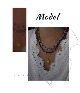 Détail du collier à trois rangs en titane avec pendentif soleil et perles colorées