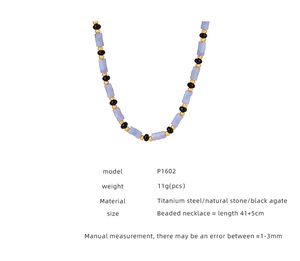 Détail du collier de perles montrant l'acier au titane, la pierre naturelle et l'agate noire
