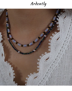Détail du collier en titane multicouche avec perles d'agate noire et perles d'eau douce