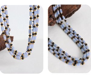 Vue détaillée d'un collier multicouche avec agate noire et pierres cylindriques bleues