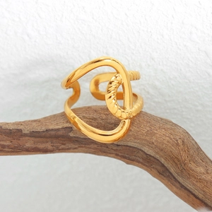 Ineinander verschlungener goldener Doppelring mit Seil-Textur und glattem Finish