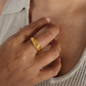 Elegante anello a spirale dorato da donna in resistente acciaio al titanio inossidabile