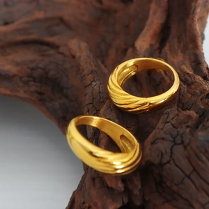 Anello in acciaio al titanio placcato oro con audace design a strisce per uomo e donna
