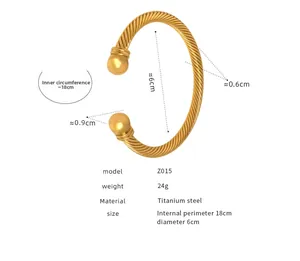 Dettaglio macro del bracciale rigido in acciaio al titanio dorato con trama a corda ritorta