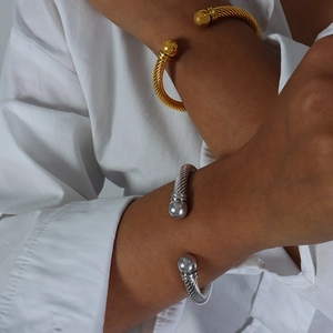 Set di bracciali a torsione in oro e argento con terminali sferici stile minimalista