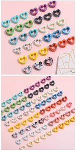 Detalle de cuentas de cerámica con forma de corazón jaspeado para creación de joyas DIY