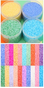 Dettaglio macro di perline di vetro opaco colorato per creazione di gioielli fai-da-te