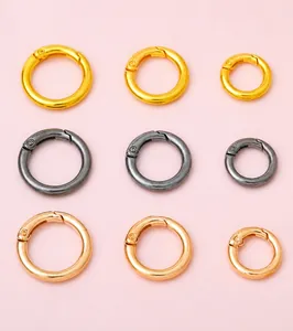 Detalle de anillas de resorte de aleación en oro y negro para accesorios de bolsos DIY