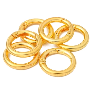 Detailopname van gouden gelegeerde springringen voor DIY-sieraden en sleutelhangers