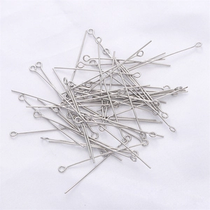 Detailaufnahme heller silberner Ösenstifte für DIY-Schmuck und Handwerksprojekte