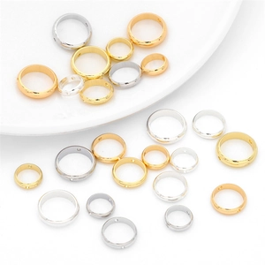 Detailansicht von 14K goldgefüllten runden Zwischenperlen und Ringen für DIY-Schmuck