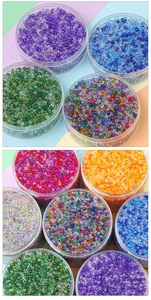 Détail macro de perles de rocaille colorées en bocaux plastique pour bijoux artisanaux