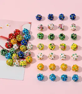 Vue macro de perles de verre colorées faites main pour accessoires de bijoux DIY