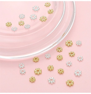 Detalle de cuentas espaciadoras de copo de nieve en oro de 14K para joyería DIY