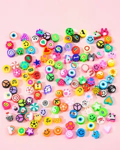 Flachbild von bunten Herz- und Stern-Polymer-Tonperlen für DIY-Schmuckherstellung