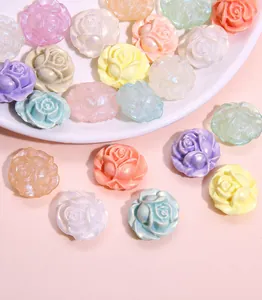 Detalle macro de cuentas de rosas de acrílico iridiscente para accesorios de pelo y DIY