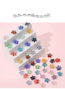 Vista macro de cuentas de vidrio con forma de estrella para accesorios de joyería