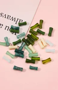 Dettaglio di perline in resina a forma di bambù colorato per creazione gioielli fai da te