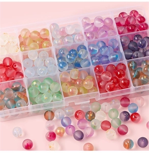 Vue macro de perles en verre dépoli de 10mm avec feuille d'or pour la création de bijoux
