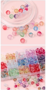 Détail de perles en verre givré de 10mm avec paillettes dorées pour création de bijoux DIY