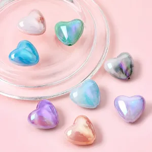 Makroaufnahme bunter Aurora-Herzperlen für DIY-Schmuck mit lebhaften Farbverlaufstexturen