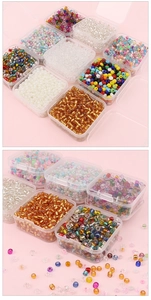 Vista macro de cuentas de vidrio de colores en cajas transparentes para manualidades DIY