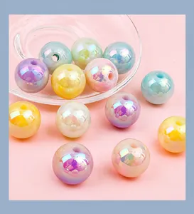 Dettaglio di perle tonde in acrilico da 16mm con finitura lucida per gioielli DIY