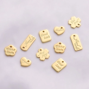 Ciondoli in Lega Placcata Oro a Forma di Cuore Fiore Rettangolo Con Scritte Hand Made Good Luck Accessori per Gioielli Fai da Te
