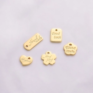 Set di 5 ciondoli placcati oro 14K a forma di cuore e geometrici per gioielli DIY