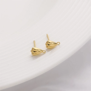 Nahaufnahme von 14K vergoldeten Ohrsteckern in Muschelform mit Öse für DIY-Schmuckdesign