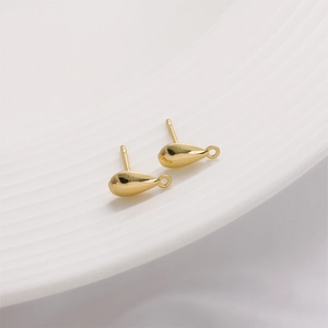 Makrodetail der 14K vergoldeten Wassertropfen-Ohrring-Basis mit Öse für DIY-Schmuckherstellung
