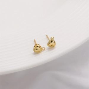 Detailansicht herzförmiger 14K vergoldeter Ohrstecker mit Ösen für DIY-Schmuck
