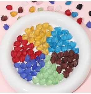 Gros plan de perles de verre dépoli 12x15mm à facettes colorées pour création bijoux DIY
