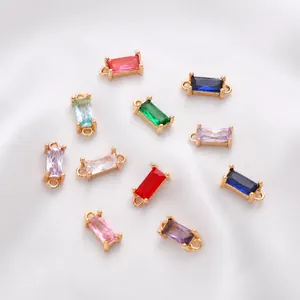 Vue détaillée de breloques en zircon rectangulaires plaquées or 14K pour bijoux