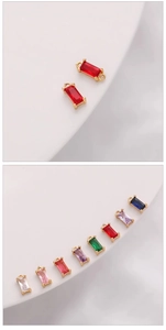 Détail macro de breloques en zircon rectangle plaquées or 14K pour bijoux artisanaux