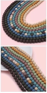 Makro-Detail bunter Lavastein-Perlen für handgefertigten DIY-Schmuck und Basteln