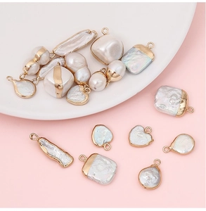 Détail de pendentifs en perles baroques à bordure dorée pour colliers et bracelets DIY