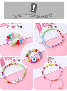 Detail von buntem Perlenschmuck mit Herz-, Evil-Eye- und LOVE-Buchstaben-Anhängern